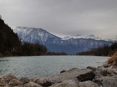 Der Inn mit Blick auf das Kaisergebirge