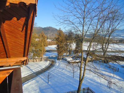 Balkon mit Blick in die Berge