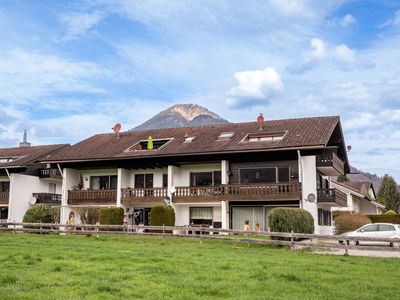 Hausansicht mit Wildbarren im Hintergrund