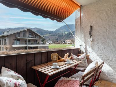 Blick vom Balkon in die umliegenden Berge