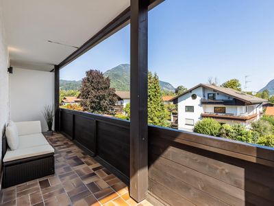 Großzügiger Balkon mit Bergblick