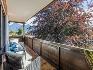 Großzügiger Balkon mit Bergblick