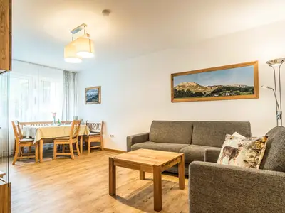 Ferienwohnanlage-Oberaudorf-2-Zimmer-Ferienwohnung-Premium-max-4-Personen-A1-Wohnzimmer-Couch-Wohn-und-Essbereich