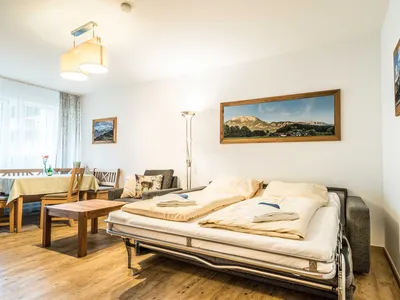 Ferienwohnanlage-Oberaudorf-2-Zimmer-Ferienwohnung-Premium-max-4-Personen-A1-Wohnzimmer-schlafen-Eckbank