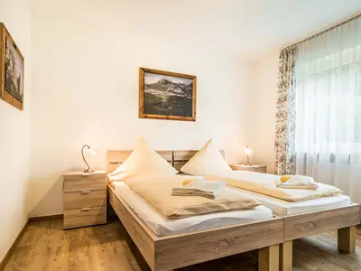 Ferienwohnanlage-Oberaudorf-2-Zimmer-Ferienwohnung-Premium-max-4-Personen-A1-Schlafzimmer-schlafen-mit-Doppelbett