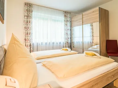Ferienwohnanlage-Oberaudorf-2-Zimmer-Ferienwohnung-Premium-max-4-Personen-A1-Schlafzimmer-Schrank
