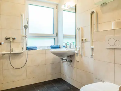 Ferienwohnanlage-Oberaudorf-2-Zimmer-Ferienwohnung-Premium-max-4-Personen-A1-Badezimmer-Barrierefrei