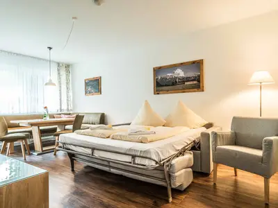 Wohnbereich mit ausziehbarer Schlafcouch für 2 Personen