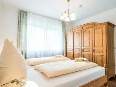 Das Schlafzimmer mit Doppelbett in der Ferienwohnung D1