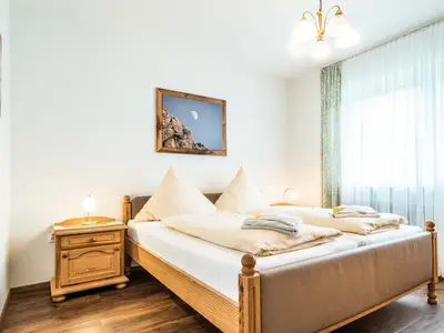 Schlafzimmer mit Doppelbett in der Ferienwohnung D1