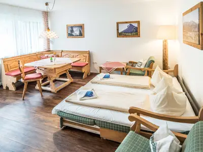 Der Wohnbereich mit ausziehbarer Schlafcouch für 2 Personen