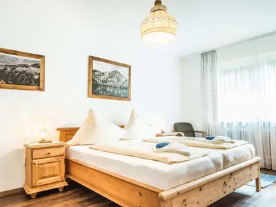 Schlafzimmer mit Doppelbett, Stockbett und Einzelbett