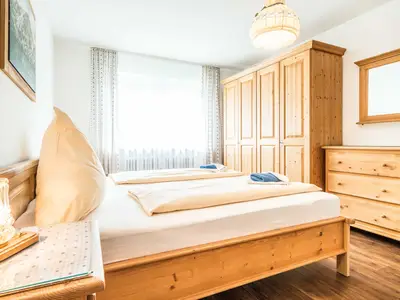 Schlafzimmer mit Doppelbett, Stockbett und Einzelbett