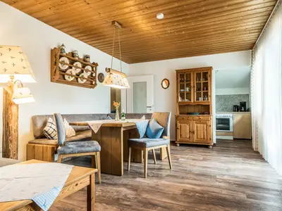 Der Wohn- und Essbereich in der Ferienwohnung D8