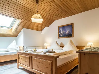 Das Schlafzimmer mit Doppel- und Einzelbett in der Ferienwohnung D8