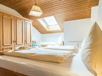 Schlafzimmer mit Doppel- und Einzelbett in der Ferienwohnung D8