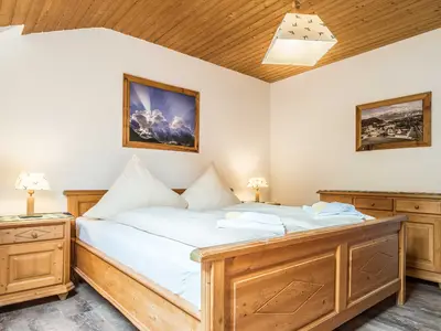 Schlafzimmer mit Doppel- und Einzelbett in der Ferienwohnung D8