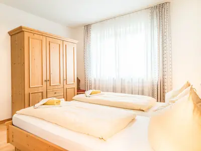 Schlafzimmer mit Doppelbett in der Ferienwohnung D6