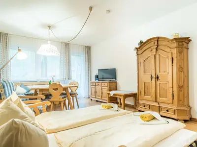 Der Wohnbereich mit ausziehbarer Schlafcouch für 2 Personen