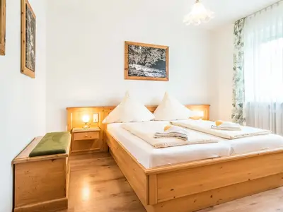Schlafzimmer mit Doppelbett in der Ferienwohnung E4