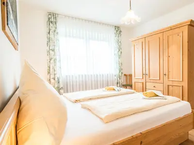 Schlafzimmer mit Doppelbett in der Ferienwohnung E4