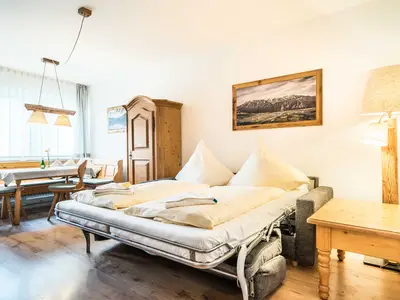 Der Wohnbereich mit ausziehbarer Schlafcouch