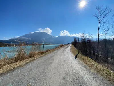 Der Inn mit Blick zum Kaisergebirge