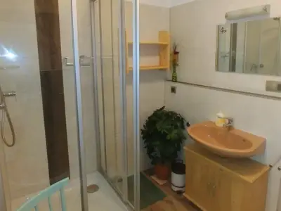 Badezimmer mit Dusche