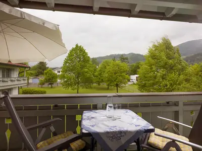 Gemütlicher Balkon mit Blick in die Berge