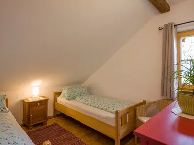 Das Schlafzimmer mit zwei Einzelbetten