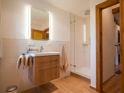 Das Bad mit Dusche/WC