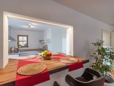 Der Essbereich mit Blick in die Küche