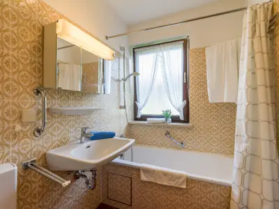 Das Bad mit Duschwanne Ferienwohnung Nr. D3