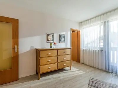 Der Wohn- und Schlafbereich in der Ferienwohnung Nr. E8