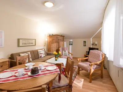 Der Wohn- und Essbereich in der Ferienwohnung Nr. D7