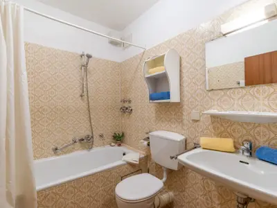 Das Bad mit Dusch-Badewanne und WC in der Ferienwohnung Nr. B5