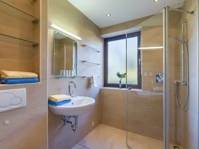 Bad mit begehbarer Dusche in der Ferienwohnung Nr. F3