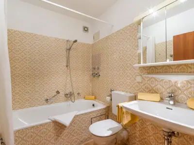 Das Bad mit Duschwanne in der Ferienwohnung Nr. F5