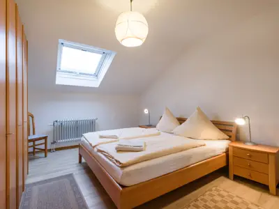 Das Schlafzimmer mit Doppel- und Einzelbett in der Ferienwohnung Nr. E7