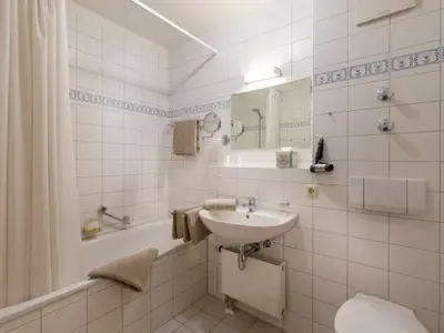 Bad mit Badewanne und WC