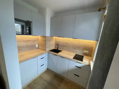 Küche mit Mikrowelle