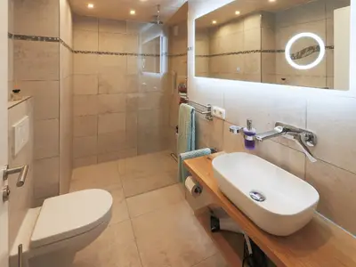 Bad mit ebenerdiger Dusche