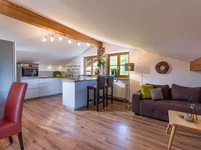 Wohn- und Essbereich mit offener Küche