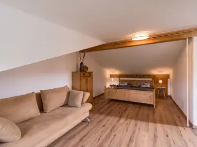 Schlafzimmer mit Doppelbett und zusätzlicher Schlafcouch