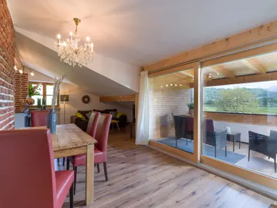 Essbereich mit Blick in die Berge