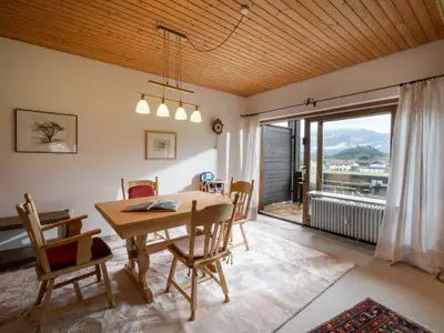 Wohn- und Essbereich mit Zugang zum Balkon