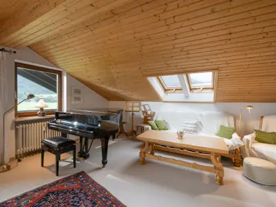 Wohn- und Essbereich mit Zugang zum Balkon