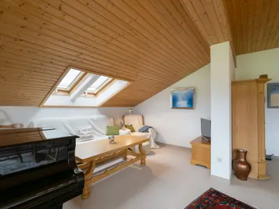 Wohn- und Essbereich mit Zugang zum Balkon