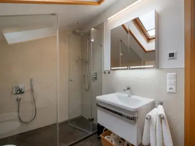 Bad mit ebenerdiger Dusche und WC