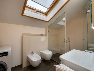 Bad mit ebenerdiger Dusche und WC